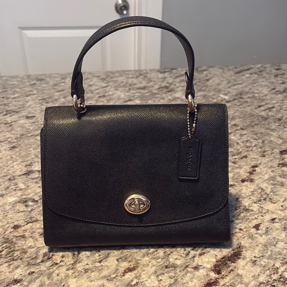 Coach Elegant Black Leather Shoulder Bag